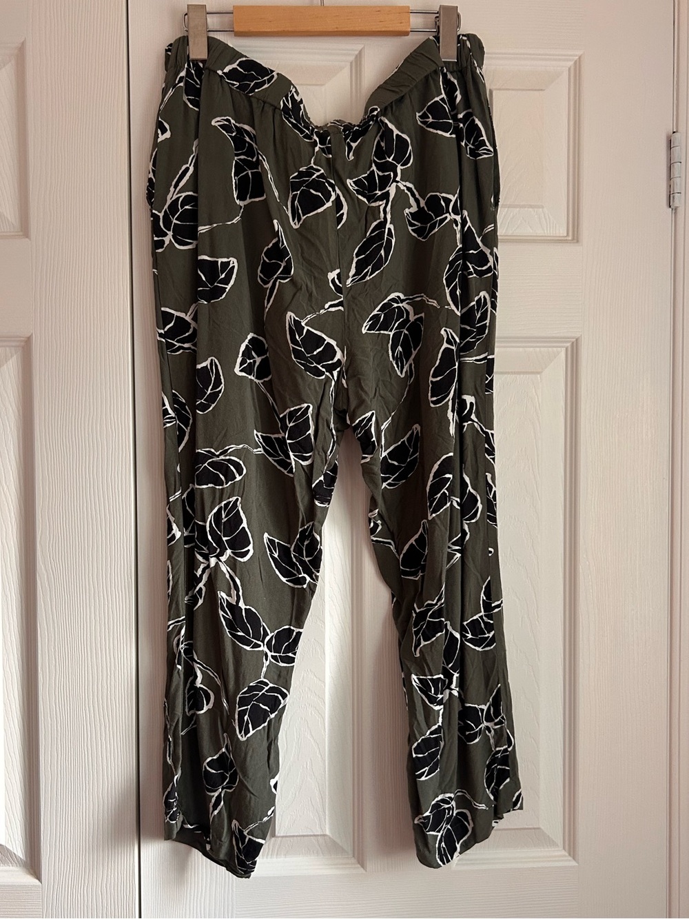 Reitmans Olive Green Wide-Leg Leaf-Print Pants